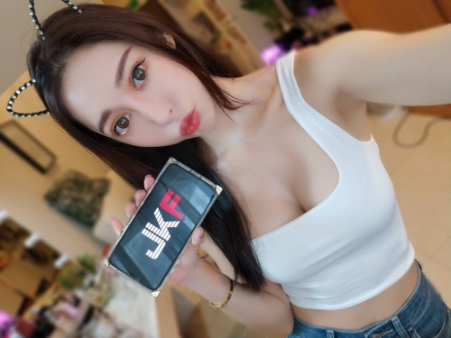 零贅肉美人！電眼貓系正妹「Kimi」精緻如關穎，高顏值好曲線邀你來打拳！
