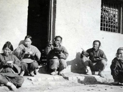 清朝人是咋吃飯的？百年老照片重現一切，最後的男子笑容太治癒了