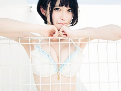 清純系少女也要「奶壓欄杆」！「雪白嫩肉」從縫隙中溢出，無辜表情威力太猛啦！