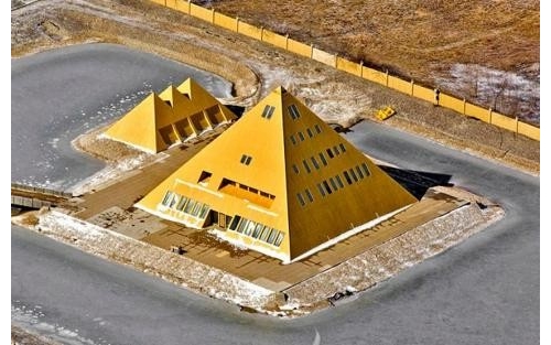 後院建造小型金字塔，發現不可思議的神秘能量！