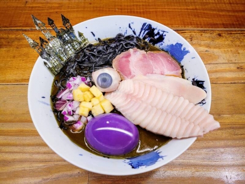 比大王具足蟲更狂！拉麵店再推新品「北海巨妖墨魚麵」