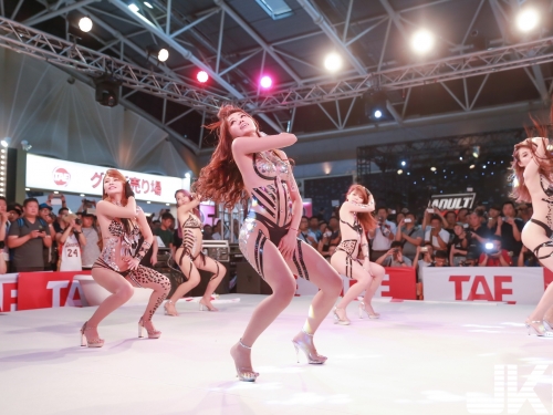 嗨翻天！TAE開場女團《Luxy Girls》舞台上演脫衣秀...「裸身黑膠」遮不住性感曲線