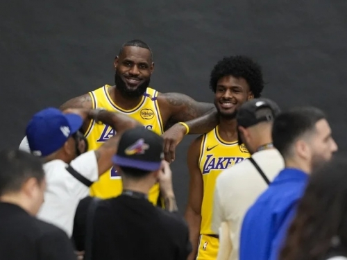 NBA》父子同框！詹姆斯稱奧運奪金幫助大：我還有很多油