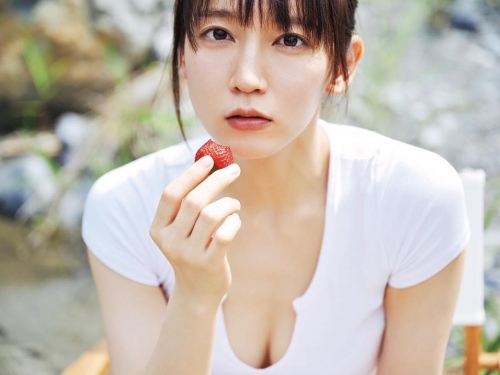 清純D奶女神「吉岡里帆」比基尼山中野營　漂亮臉蛋加上完美曲線讓人瞬間淪陷
