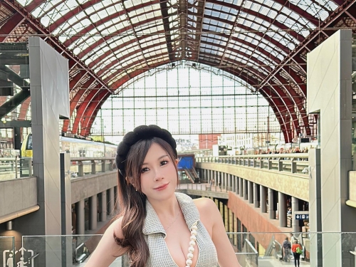 吃迴轉壽司遇到「白嫩巨乳正妹」，超豐滿雙球好搶眼！