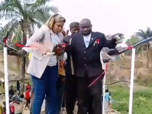 豆腐渣工程？剛果官員開心剪綵秒掉漆 新橋當場斷兩半