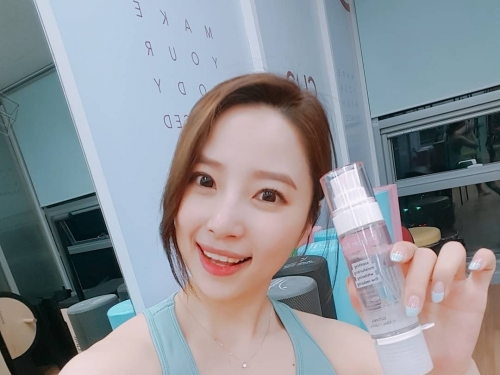 正妹運動背心緊勒「可愛圓乳」讓人雙眼緊盯！貼身韻律褲「美嫩翹臀」乍現！