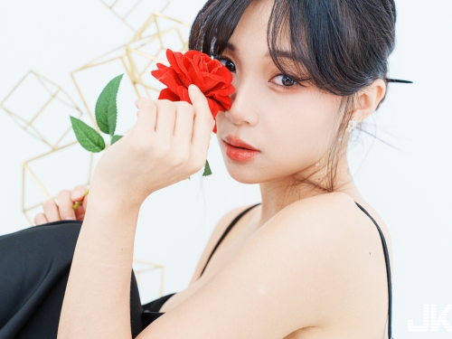 甜美正妹「安然」細肩帶低胸挑逗，「誘惑好曲線」超級顯眼！
