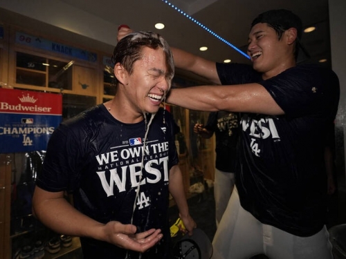 MLB季後賽》調皮大谷！亂入山本由伸採訪朝臉狂噴香檳 球迷笑翻：太壞了