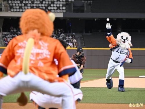 中職》臺日雙獅會 LEO登大巨蛋開球