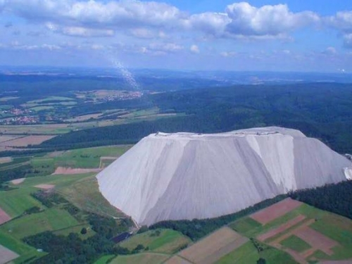 世界最大鹽山，由3億噸鹽組成，遊客必須帶一包鹽才能走