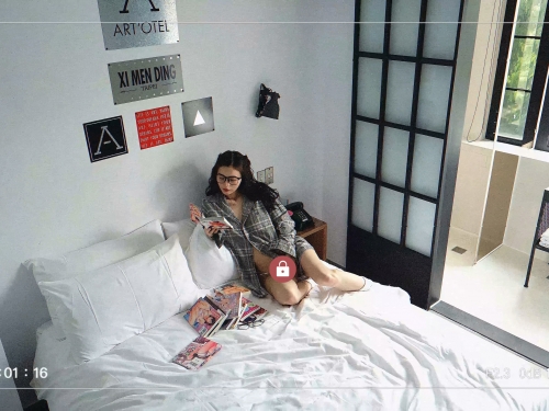 變態小宅女「辰辰」最愛在家看色情漫畫！邊看邊自摸卻被房東偷拍