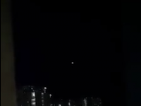 《神秘白色光體徘迴香港屯門上空！》