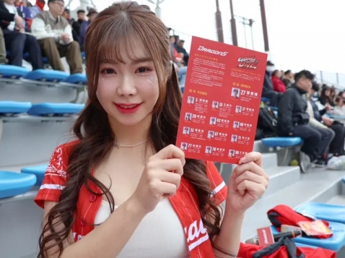 中職》小龍女賴可、詩雅熱力應援！味全龍、日本火腿沖繩打交流賽
