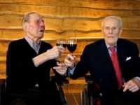 比利時最老雙胞胎103歲 黏對方破1世紀