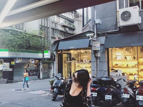 台北妹子真的好敢穿！街頭捕獲「低胸爆乳妹」驚嘆到不行的上圍讓路人直噴鼻血了！