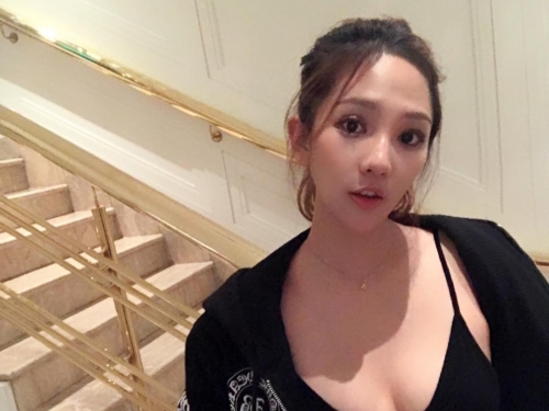 買一送一！甜美正妹曬性感「飽滿側乳」　附送極品「渾圓蜜桃臀」！