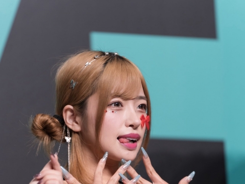 連假去巨乳女友「椿梨香」家玩！一開門就幫我口交然後連續2天無套中出！