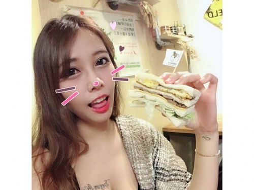奶奶好！「捷運巨乳妹」睡覺視角好逼人，好想放大看清楚奶奶上面的英文名....