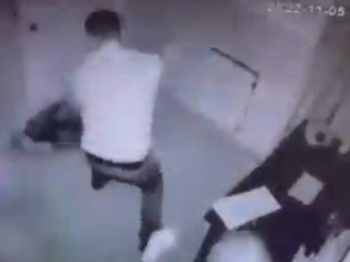 玩密室逃脫嚇壞 他竟「一拳爆擊」女鬼
