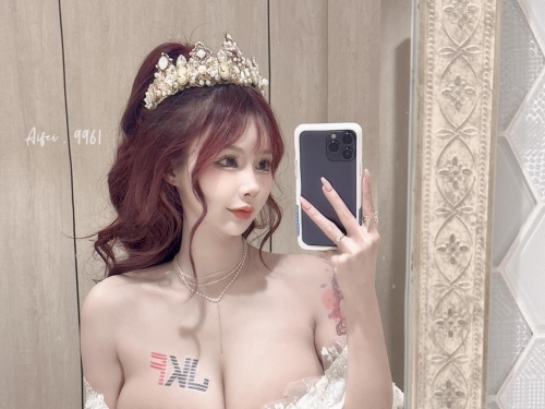 兇猛巨乳妹「艾妃」後座睡著，「白嫩人字奶」大面積露出，網友直呼：好危險！