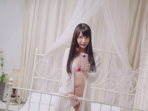 超邪惡！隔壁女同學「制服半敞」美乳都看光了！根本逼人跟她一起翹課啊…