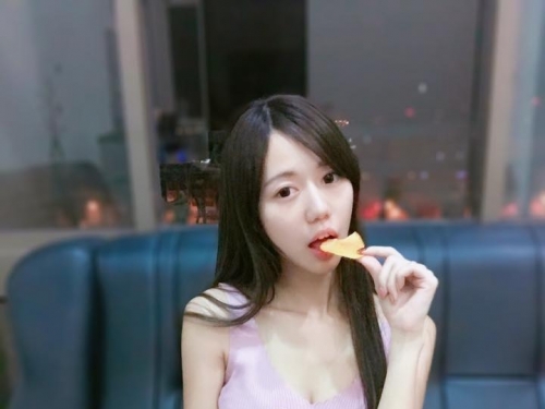 美乳正妹在家「雙腿開開」大吃洋芋片，養眼「白嫩美腿」網友存圖到手軟！