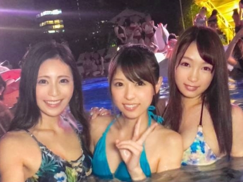 一次湊齊CDE奶！泳池趴約戰「巨乳接龍」女大生群　整晚一直玩...累了就交換