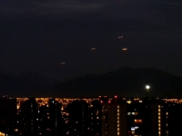 《UFO艦隊？神秘光體驚現智利夜空！》