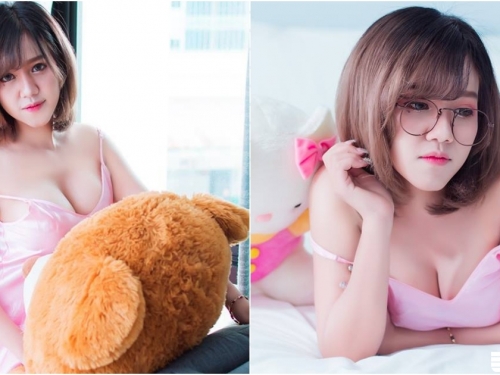 「巨乳美少女」奶壓玩偶好兇猛，「渾圓肉球」溢出，好想成為他懷裡的熊熊啊！