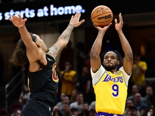 NBA》兒子布朗尼在騎士主場拿生涯首分 詹姆斯：他做得比我好