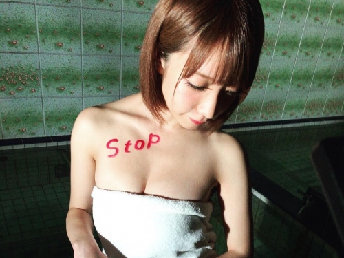 長腿「性感姐姐」窗邊大膽露出渾圓美乳！大份量奶球碰撞出長長深溝！