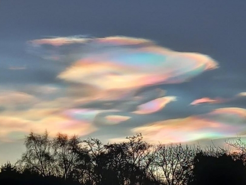 比極光更罕見！北極天空驚現「貝母雲」 超夢幻奇景曝光