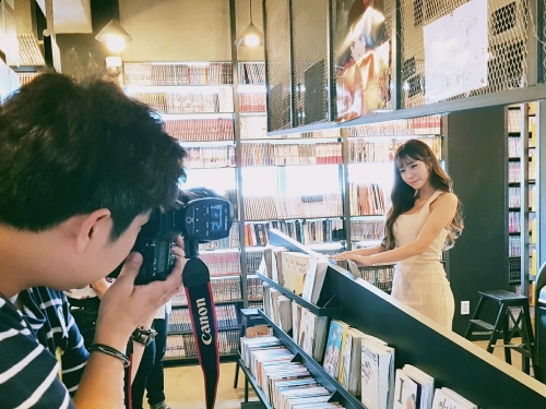 「國民女友」笑容好療癒！深V撩頭髮動作性感，網友心跳不整大呼：「我中招啦」