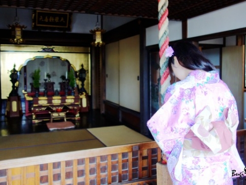 日神社驚見謎樣詭石！綁著黑色繩結...網曝特別功能「不能跨過」
