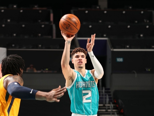 [影] 強勢拼搶新人王！黃蜂「球三弟」成隊史最年輕單場「30＋」，而且0失誤