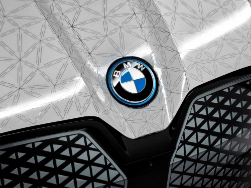 BMW 首度揭開 iX M60 車身會變色的秘密...來自台灣的「電子墨水」幫了大忙！