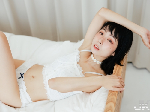 清純正妹「翁捲捲」居家小可愛好誘惑！纖細蠻腰白嫩美腿，都讓人徹底淪陷！