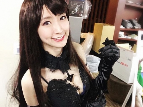 感恩小熊 讚嘆小熊！電競實況主「小熊」不只有深溝，還有逆天長腿：身材好到爆表！