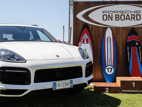 夏天怎能不衝一波？瞧瞧 Porsche 推出的碳纖維衝浪板也太帥了吧！