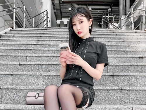 黑絲控站出來！性感OL「Yvie又又」曬極品美腿：這是流量密碼嗎？
