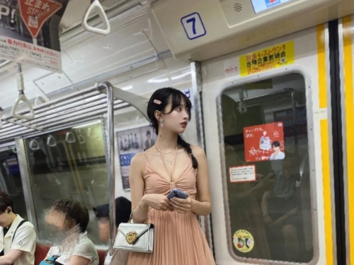 「電車穿搭」被警告太暴露引誘癡漢 日模怒嗆反擊：可愛也是罪過？