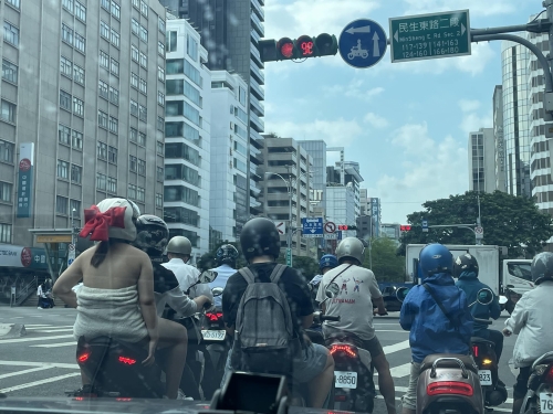 馬尾妹包浴巾坐機車 背部全露！萬人看1細節嗨了