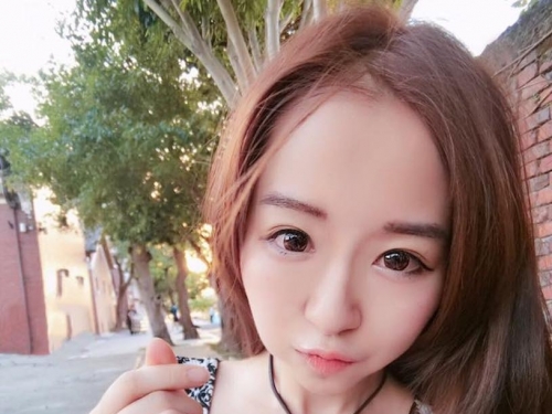 好辣！正妹大露深溝「爆奶自拍」，渾圓美乳Q彈到不行！