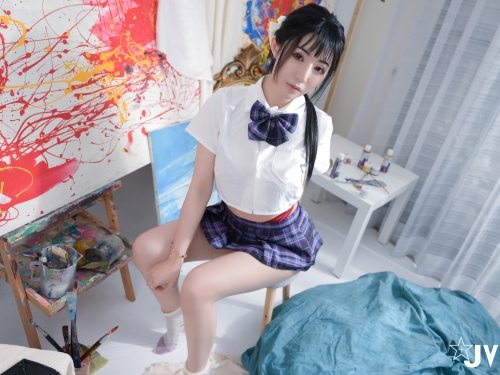 叛逆美少女不爽被迫學油畫！「故意脫衣露乳」色誘畫室男同學