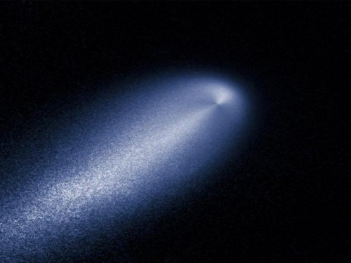 一顆彗星加速沖向太陽，迅速瓦解，沒撞上就被毀滅，剛好被拍到