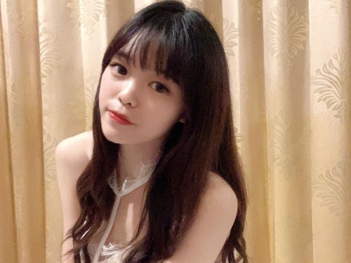 超嫩「未熟妹子」lris年紀小小但胸前一點也不小　童顏巨乳身材太犯規