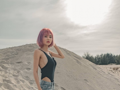 清新短髮妹原來是「隱藏版美乳」！可愛外表下有狂暴乳量　想一頭栽進超深溝！