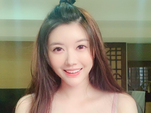 H級巨乳正妹「姚采辰」為迎接夏天試穿比基尼　白嫩美胸整個爆出！