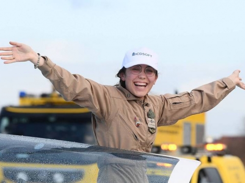19歲飛行女孩獨駕飛機環球達陣 締造新世界紀錄